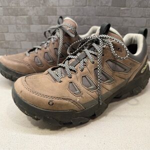 Women's hiking shoes — size 8
